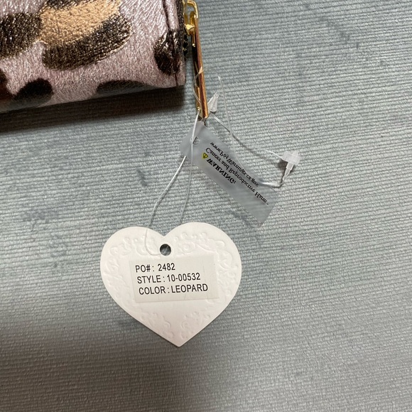 NWT leopard print designer look wallet 4.5“ x 4“ three-quarter round zipperBy,IM - Picture 3 of 10